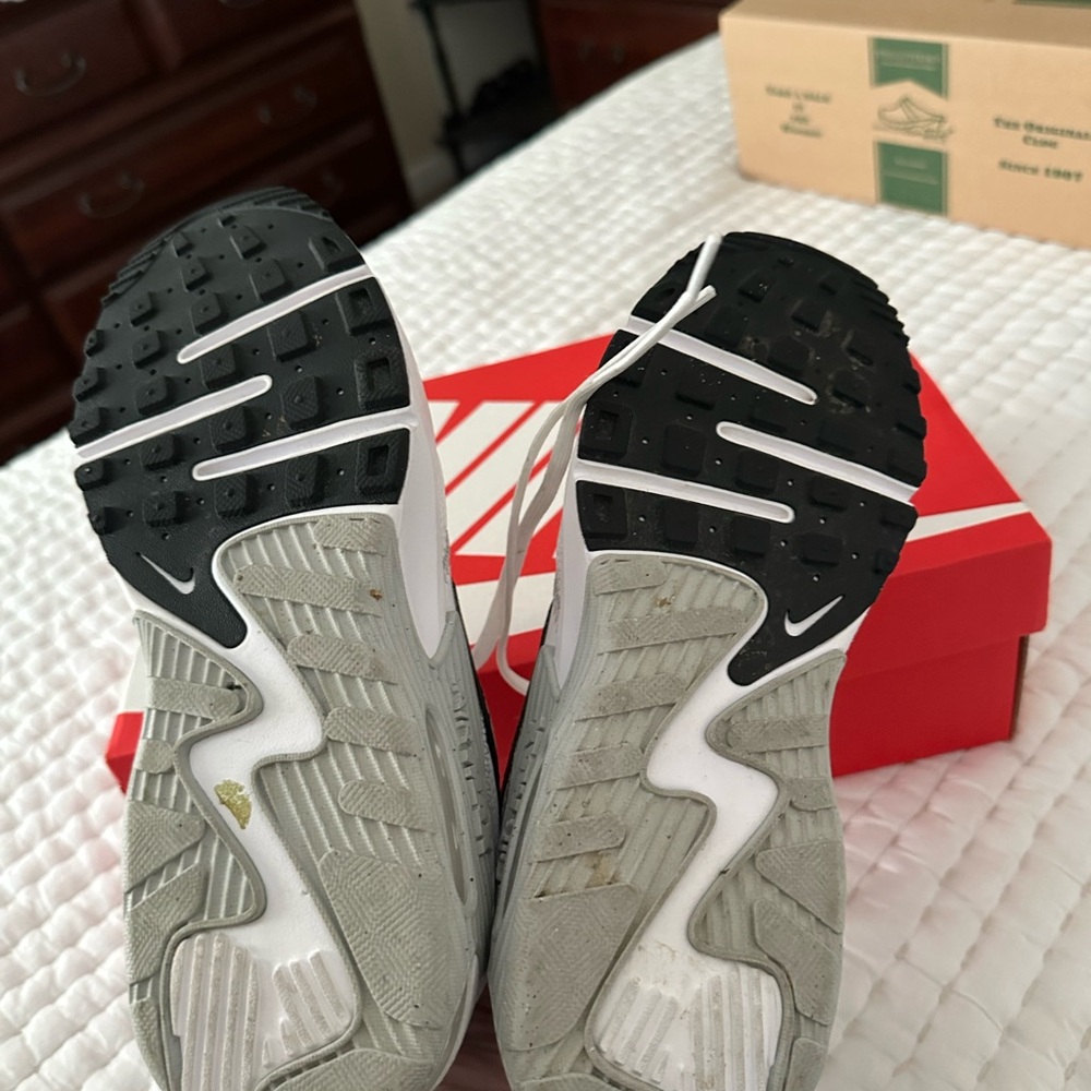 Nike Air Max White and Black Sneakers - Picture 4 of 5